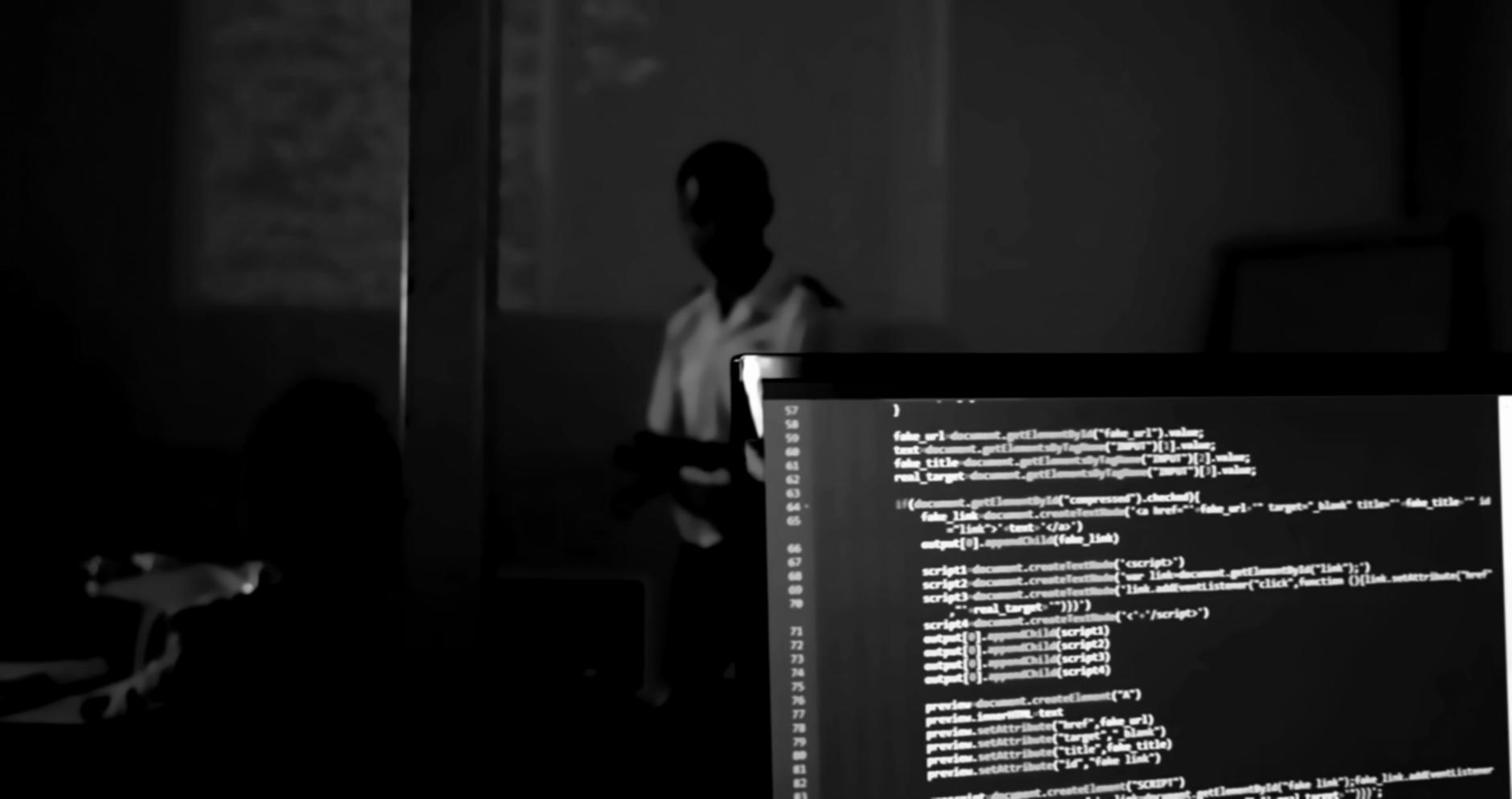 Équipe de consultants analysant des données d'IA lors d'une session de travail collaborative